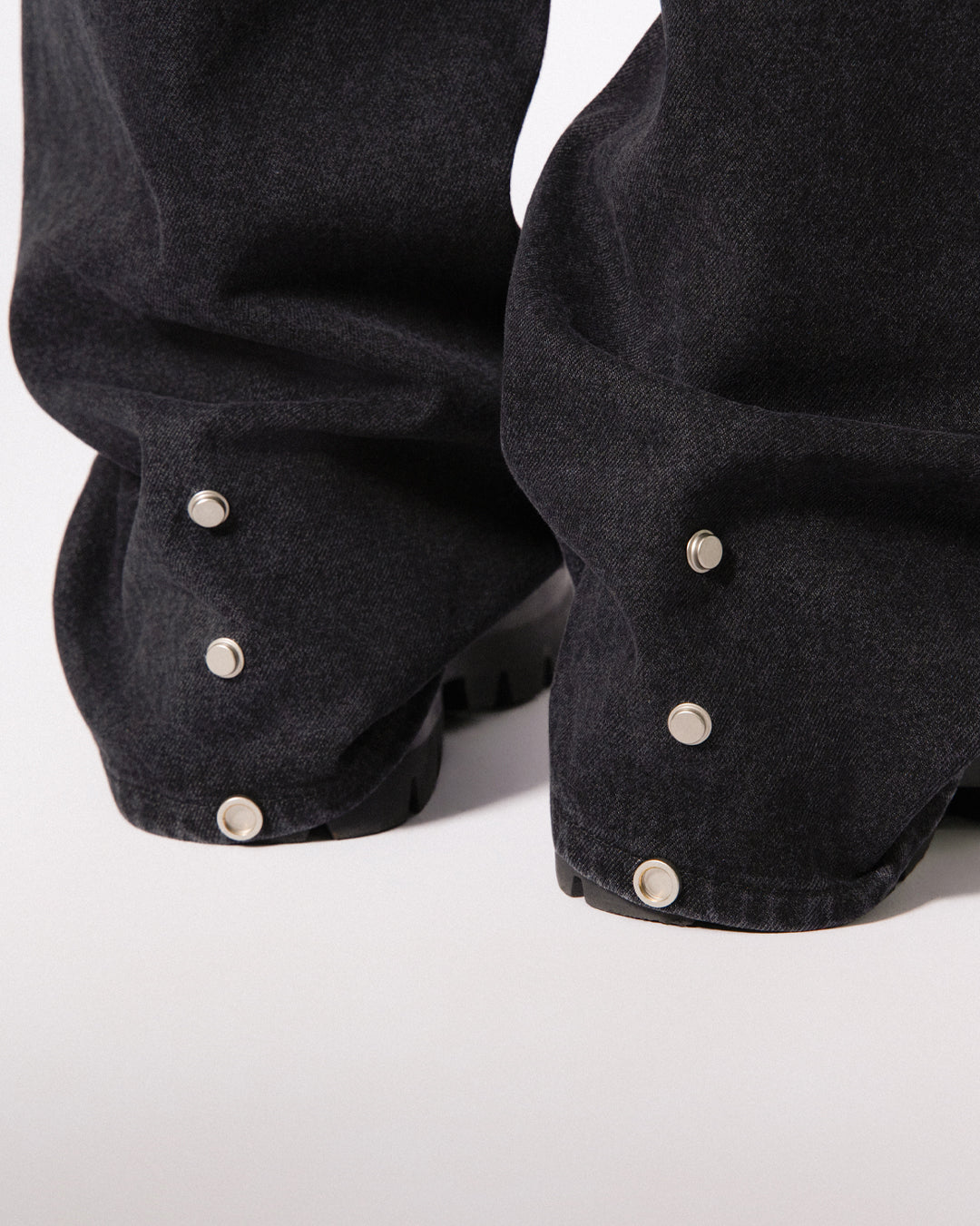 BREAKING SYSTEM FRONT PATCH LOGO DENIM PANTS