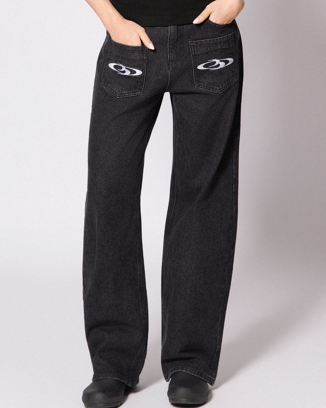 BREAKING SYSTEM FRONT PATCH LOGO DENIM PANTS