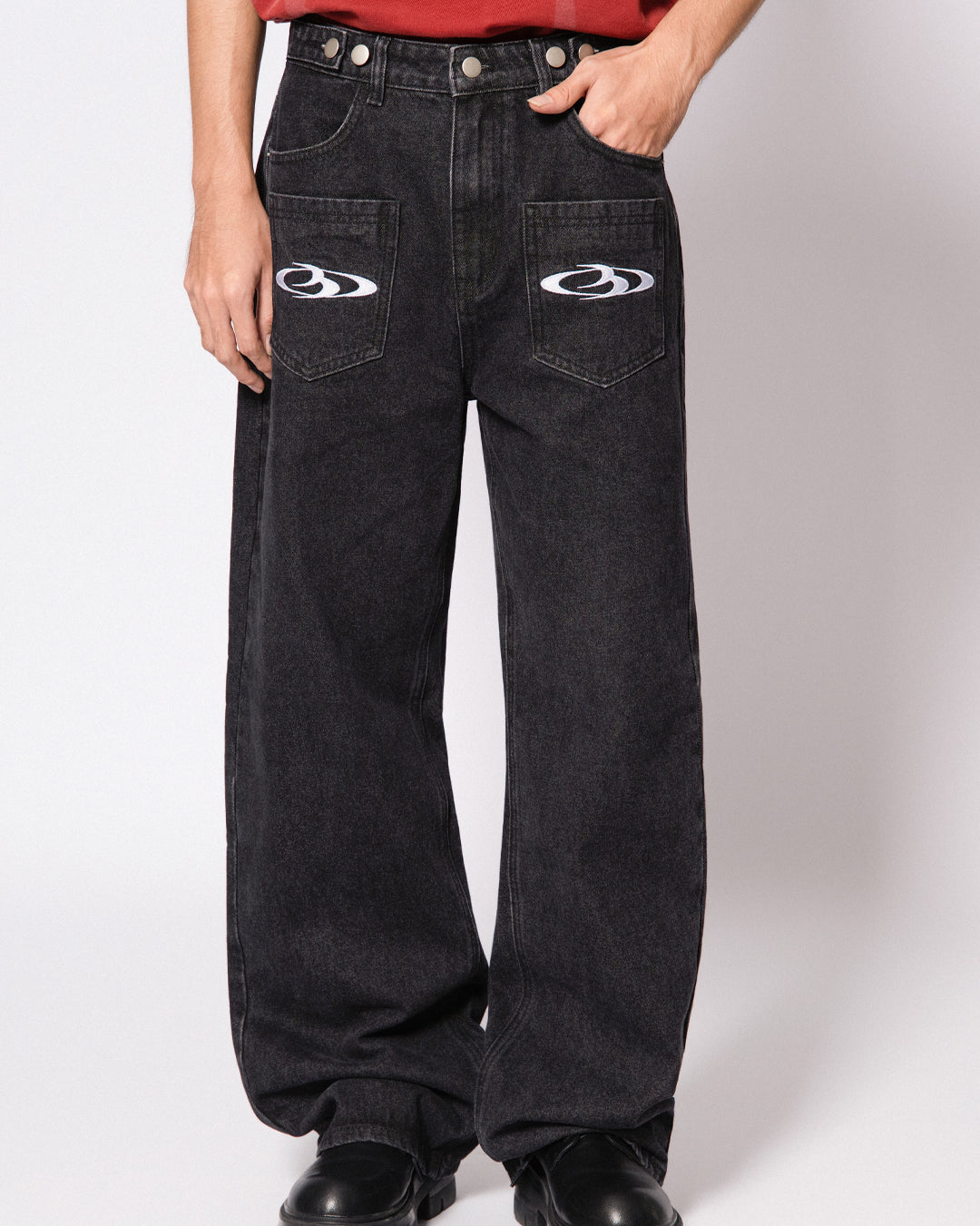 BREAKING SYSTEM FRONT PATCH LOGO DENIM PANTS