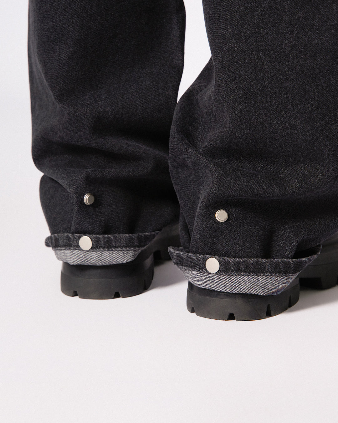 BREAKING SYSTEM FRONT PATCH LOGO DENIM PANTS